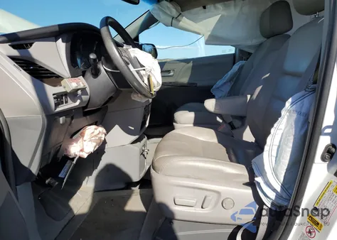 2016 Toyota Sienna Xle z USA, uszkodzony, nr VIN 5TDYK3DC7GS761733